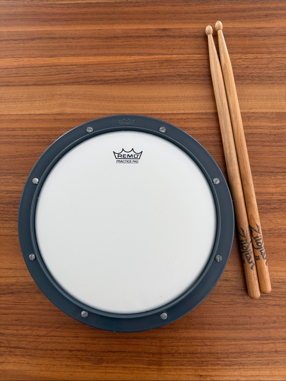 Remo Drum Practice Pad with zildjian drunk sticks